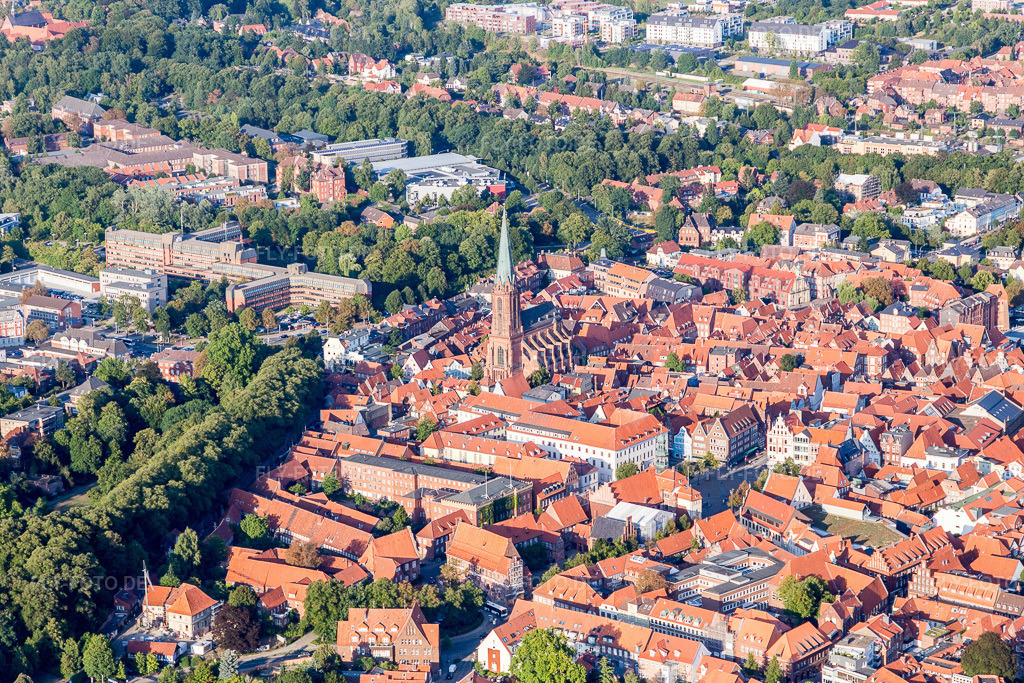 Luftbild: Kirchengebäude von St. Nicolai im Altstadt- Zentrum der Innenstadt in Lüneburg im Bundesland Niedersachsen in Deutschland. Foto: IMG_110656.jpg vom 22.08.2018 durch Werner Riehm/FLY-FOTO.de