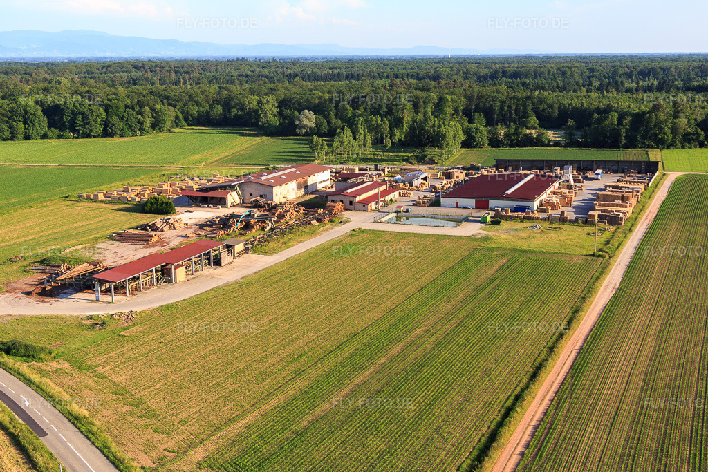Luftbild: Scierie et Paletterie KOCHER in Niederrœdern im Bundesland Bas-Rhin in Frankreich.Foto: IMG_080197.jpg vom 05.06.2015 durch Werner Riehm/FLY-FOTO.deAuflösung des Originals: 5472 x 3648 px