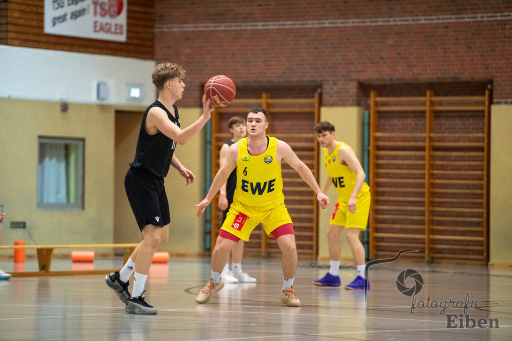 Baskets Juniors/TSG Westerstede-Rasta Vechta 3 | 1. Basketball-Regionalliga; Baskets Juniors/TSG Westerstede (gelb) - Rasta Vechta 3 (schwarz) am 18.01.2025 in Westerstede (Hössensporthalle), Photo: Philip Eiben 2025 - Realisiert mit Pictrs.com
