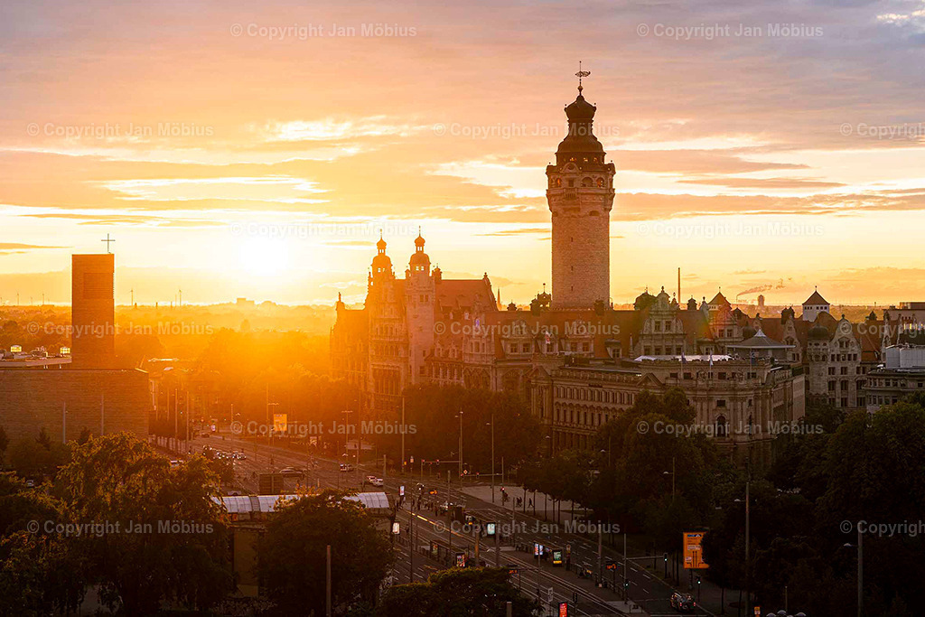 Neue Rathaus Leipzig | Das Neue Rathaus Leipzig beeindruckt mit monumentaler Architektur, historischem Flair und zentraler Lage. Es zählt zu den markantesten Wahrzeichen der Stadt und ist ein beliebter Fotospot - Realisiert mit Pictrs.com
