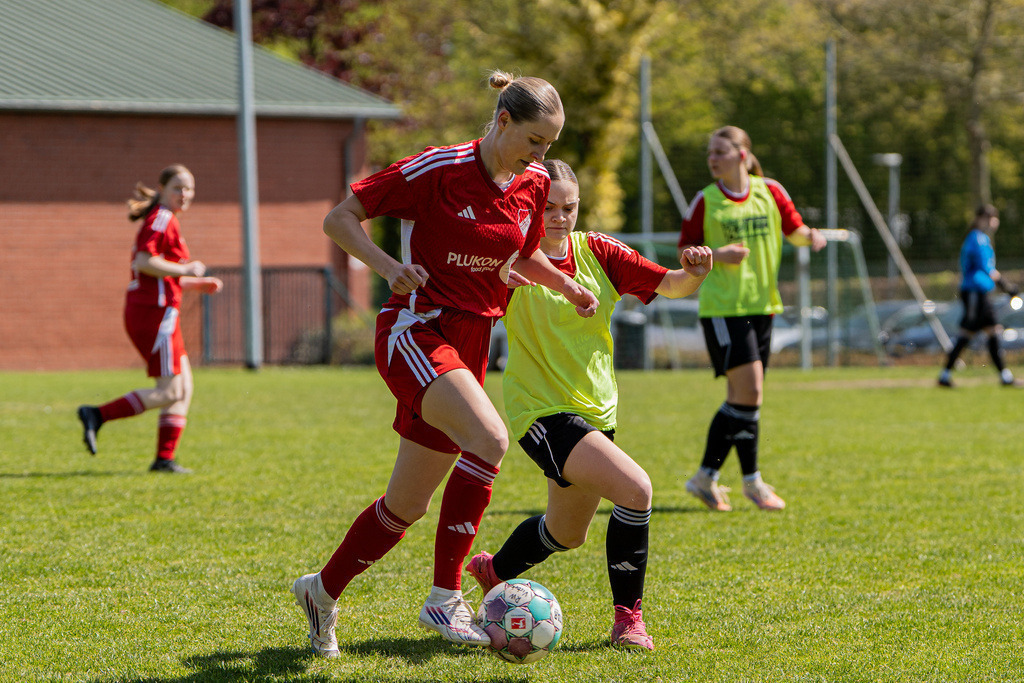 Fußball I Frauen I Saison 2025-2026 I Bezirksliga Weser-Ems Mitte I 17. Spieltag I SV RW Visbek - SG Damme-Lembruch I 11628 | jns.sportfotos - Realisiert mit Pictrs.com
