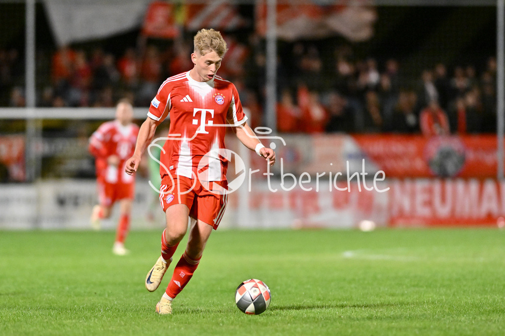 DJK Vilzing - FC Bayern Amateure | am Ball Anton HEINZ (FC Bayern Muenchen II 9) / Einzelfoto / Freisteller / Regionalliga Bayern: DJK Vilzing - FC Bayern Amateure; Manfred-Zollner Stadion am 23.09.2025