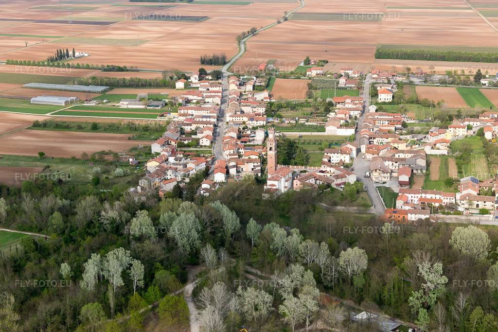 Vue aérienne: Vue de la ville à Turrida dans le département Frioul-Vénétie Julienne, Italie. Photo: IMG_098739.jpg prise le 07/04/2017 par Werner Riehm/FLY-FOTO.eu – Résolution de l'original: 5472 x 3648 px