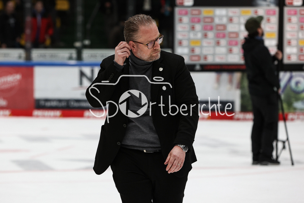 Löwen Frankfurt - Augsburger Panther | ein enttaeuschter Christof KREUTZER in Aktion nach der Niederlage in Frankfurt / Einzelfoto / Freisteller