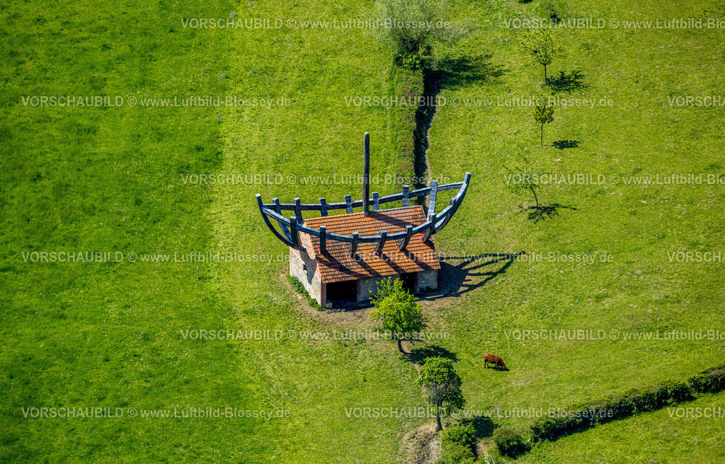Nieheim240504620BootImHaus | Luftbild, Kuhstall auf einer Wiese mit Boot auf und im Haus als Kunstwerk vom Künstler Ilan Averbuch, NSG Naturschutzgebiet Hinnenburger Forst mit Emder Bachtal mit Wiesen und Feldern, Erwitzen, Nieheim, Ostwestfalen, Nordrhein-Westfalen, Deutschland