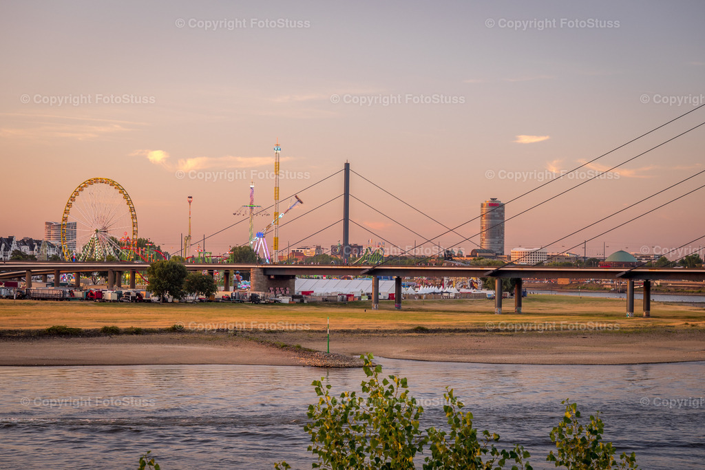 Panorama vom Rhein auf die Rheinkirmes Düsseldorf | Panorama vom Rhein mit Blick auf die Rheinkirmes in Düsseldorf. - Realisiert mit Pictrs.com