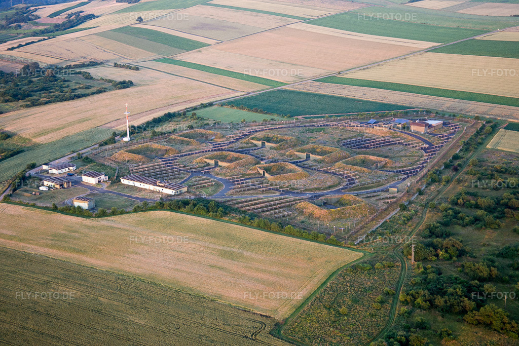 Luftbild: Panelreihen der Photovoltaikanlage und Solarpark bzw. Solarkraftwerk bei Relaisfunkstelle DB0FTC an der Weinstraße im Ortsteil Großbockenheim in Bockenheim im Bundesland Rheinland-Pfalz in Deutschland. Foto: IMG_091198.jpg vom 07.07.2016 durch Werner Riehm/FLY-FOTO.de