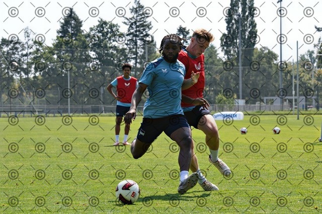 RGE_9928 | Hertha BSC, 2.Bundesliga, Herren, Fußball, Training auf dem Schenckendorffplatz, Montag 03.08. 2026, Saison 2026/27,  im Bild von li. Deyovaisio Zeefuik (Hertha BSC ), Julian Eitschberger ( Hertha BSC ), Fotograf: Ralf Gebhardt - Realisiert mit Pictrs.com