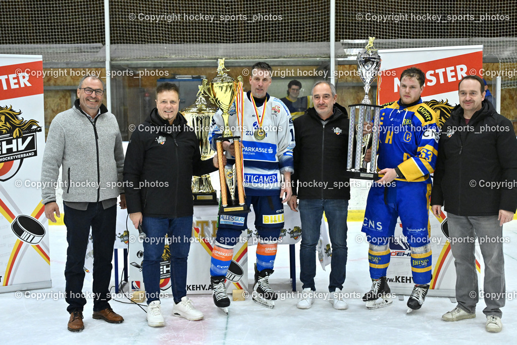 ESC Sparkasse Steindorf Meister 2025/26 | Georg Kavalar Bürgermeister Steindorf, #18 Pewal Martin ESC Steindorf, #63 Hammerle Simon EHC Althofen, KEHV, Kärntner Eishockeyverband Präsident Michael Herzog Löschnig, KEHV SIEGFRIED BREIML, KEHV Michael Baumer, ESC Sparkasse Steindorf Meister 2025/26, ESC Sparkasse Steindorf Meister 2025/26 am 08.03.2026 in Althofen (Stadthalle Althofen), Austria, (Photo by Bernd Stefan)