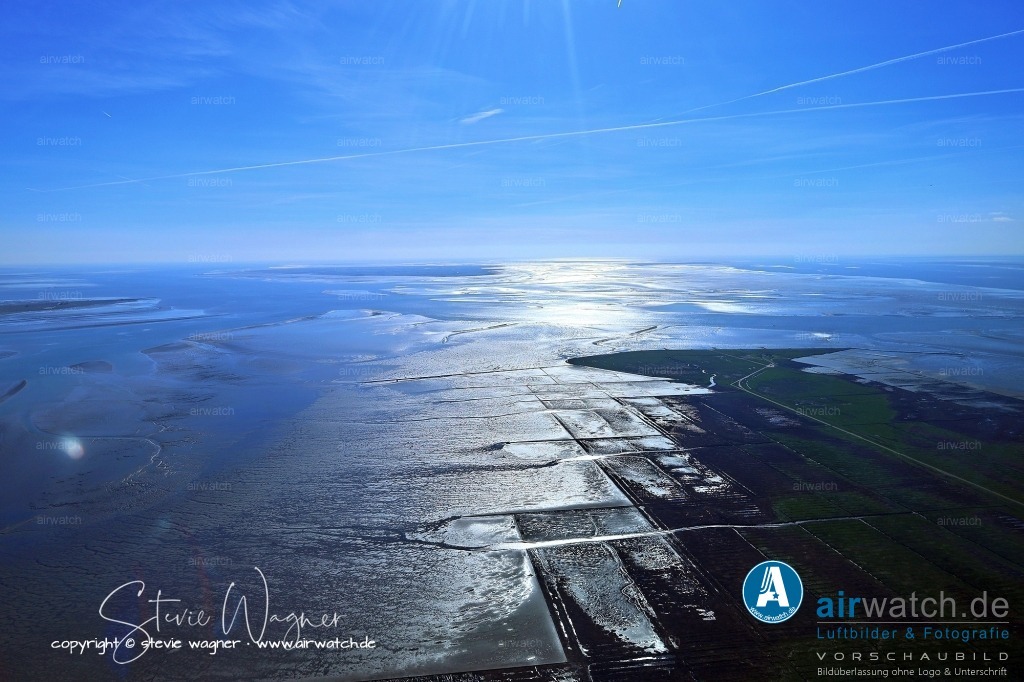Luftbild Hamburger Hallig | Die Hamburger Hallig ist eine nicht eingedeichte Halbinsel an der Westküste des Kreises Nordfriesland in Schleswig-Holstein. Sie liegt mitten im Schleswig-Holsteinischen Nationalpark Wattenmeer und ist trotzdem mit dem Fahrrad, zu Fuß oder mit dem Auto erreichbar.