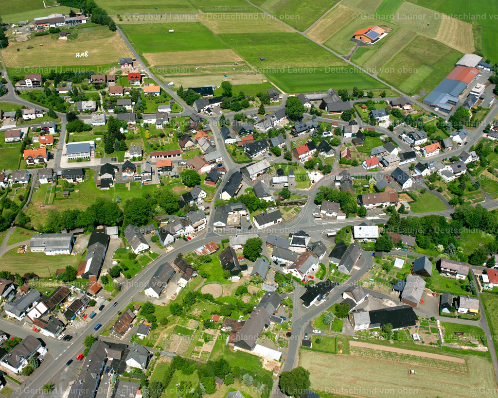 2611045 | MADEMüHLEN 09.06.2006 Landwirtschaftliche Nutzflächen und Feldgrenzen  umsäumen das Siedlungsgebiet des Dorfes in Mademühlen im Bundesland Hessen, Deutschland // Agricultural land and field boundaries surround the settlement area of the village  in Mademühlen in the state Hesse, Germany Foto: Gerhard Launer