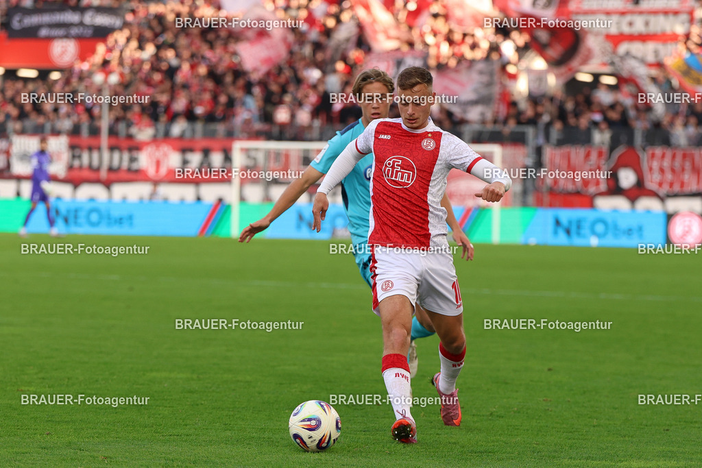 Rot-Weiss Essen - Viktoria Köln - 3.Liga | Essen, Deutschland, 18.10.2025Marvin Obuz  (Rot-Weiss Essen) Einzelaktion während des 3.Liga Spiels zwischen Rot-Weiss Essen- Viktoria Köln im Stadion an der Hafenstraße am 01.08.2025 in Essen. (Foto von Timo Bluhmki-Schmidt/ Brauer Fotoagentur
