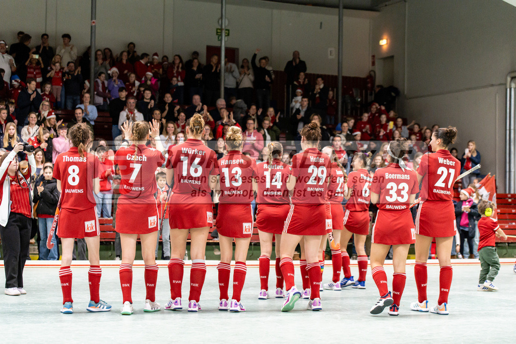 SFE_20241220_0138 | Köln, Deutschland, 20.12.2024:  Hockey 1. Bundesliga Damen Rot-Weiss Köln - Düsseldorfer HC im KTHC Stadion Rot-Weiss Köln Tennis and Hockey Club am 20.12.2024 in Köln, Deutschland. (Foto von Stephan Fehrmann)Köln, Germany, 20.12.2024: Hockey 1. Bundesliga Damen Rot-Weiss Köln - Düsseldorfer HC in KTHC Stadion Rot-Weiss Köln Tennis and Hockey Club at 20.12.2024 in Köln, Deutschland. (Foto from Stephan Fehrmann)