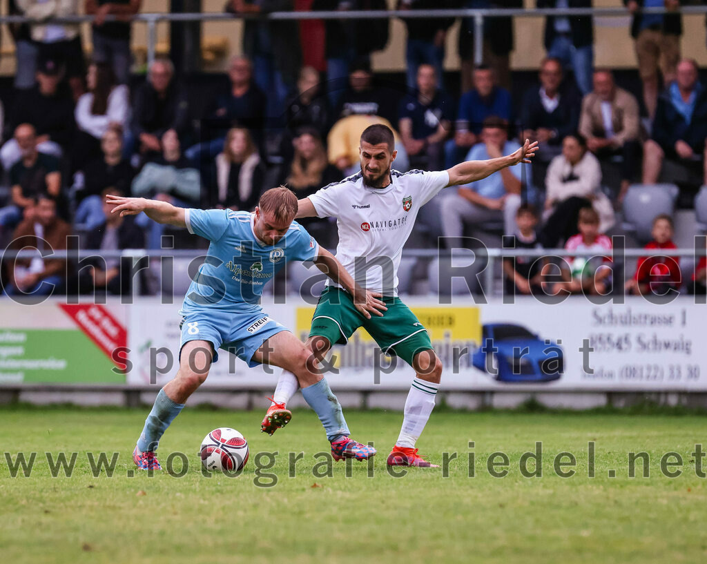 2023-07-28_115_FC_Schwaig_gegen_TSV_1860_Rosenheim | Oberding, Deutschland, 28.07.2023:
Fußball, Landesliga Südost 2023 / 2024, 3. Spieltag, FC Schwaig gegen TSV 1860 Rosenheim, Endergebnis: 1:1

Lucas Gratt (TSV 1860 Rosenheim, #8), Mirza Idrizovic (FC Schwaig, #25)

Foto: Christian Riedel / fotografie-riedel.net