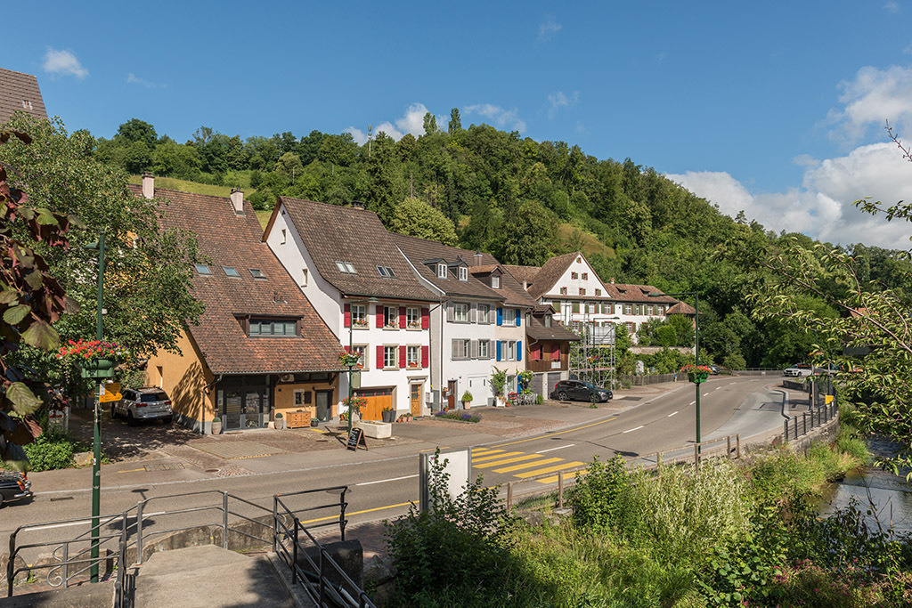 Häuserzeile im Mitteldorf | in Bubendorf, Baselland, Schweiz. - Realisiert mit Pictrs.com