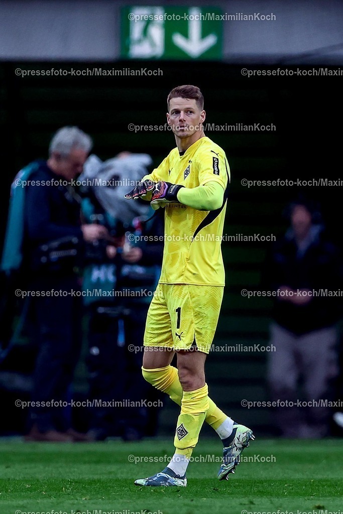 BMG21022502151 | 22.02.2025, Fußball, Borussia Mönchengladbach - FC Augsburg, 1. Fußball Bundesliga, Borussia-Park, Saison 2024 2025: Torwart Jonas Omlin (Mönchengl. #1) steht unter einem Notausgang und sieht nach Notbremde die Rote Karte - muss nach Platzverweis das Spielfeld verlassen.DFB regulations prohibit any use of photographs as image sequences and or quasi-video.
