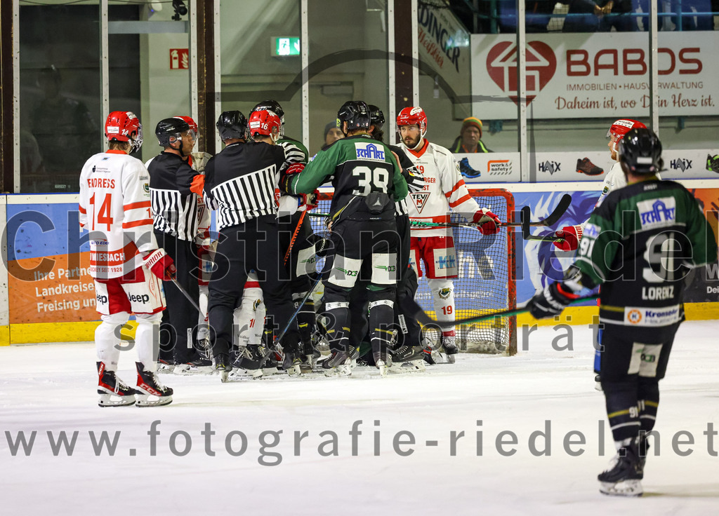 2023-03-10_054_TSV_Erding_gegen_TEV_Miesbach | Erding, Deutschland, 10.03.2023:
Eishockey, Bayernliga Playoffs 2022 / 2023, Halbfinale, TSV Erding gegen TEV Miesbach, Endergebnis: 2:0

Nick Endress (TEV Miesbach, #14), Thomas Plihal (Erding Gladiators, #39), Stefan Mechel (TEV Miesbach, #19)

Foto: Christian Riedel / fotografie-riedel.net