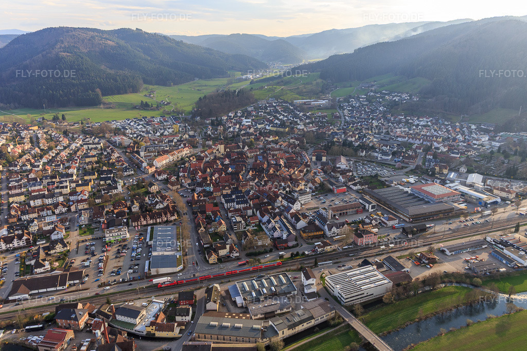 Luftbild: Ortsansicht von Norden in Haslach im Kinzigtal im Bundesland Baden-Württemberg in Deutschland. Foto: IMG_120322.jpg vom 17.03.2020 durch Werner Riehm/FLY-FOTO.de