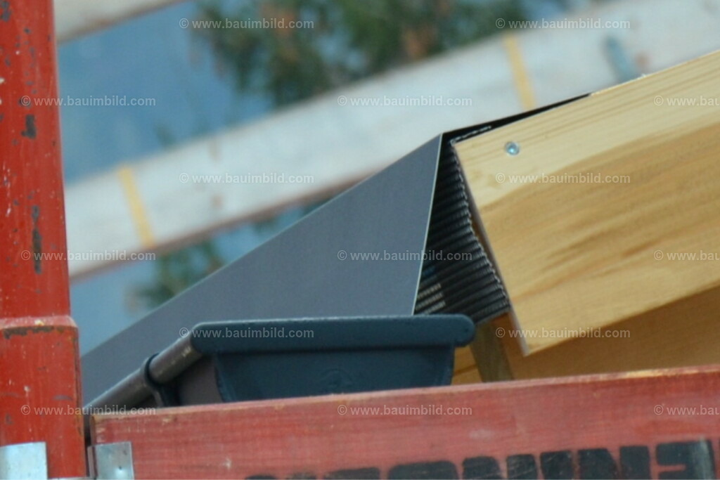 bib-lg11-spenglerarbeiten-0115 | Nach LV-Leistungsgruppen sortierte Detailfotos über den Bau eines Hauses. Alle Hausbau-Bilder direkt vom Urheber und Autor der Website Haus-Selber-Bauen.com