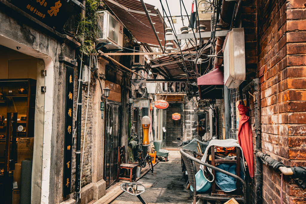 0Y9A8892 Kopie | Das Bild zeigt eine schmale Gasse im kreativen und historischen Viertel Tianzifang in Shanghai, China.Tianzifang liegt im Stadtbezirk Huangpu innerhalb der Grenzen der ehemaligen Französischen Konzession.Die Gegend ist bekannt für ihre traditionellen Shikumen-Häuser (traditionelle Steintor-Häuser) und ein Labyrinth aus engen Gassen - Realisiert mit Pictrs.com