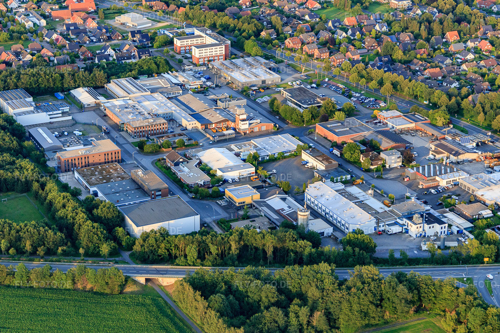 Luftbild: Industriegebiet Siemensstraße mit KLOCKE Möbelwerkstätte GmbH, fagus Holzspielzeug und Salvia NRW GmbH in Borken im Bundesland Nordrhein-Westfalen in Deutschland.Foto: IMG_008039.jpg vom 12.07.2020 durch Werner Riehm/FLY-FOTO.deKLOCKE Möbelwerkstätte GmbH | Küchen, Badmöbel, Innenausbau, magnetische Kreidetafeln, uvmfagus® HolzspielwarenSalvia Elektro NRW