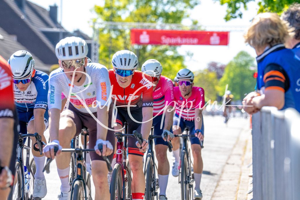 Spurt in den Mai 2026 - Großer Preis der Sparkasse Neuss | Annual one-day road cycling race "Großer Preis der Sparkasse Neuss" held in Büttgen, Germany, organized by VfR Büttgen 1912 e.V. The event features multiple races across all age categories from U11 youth to Elite men. - Realisiert mit Pictrs.com