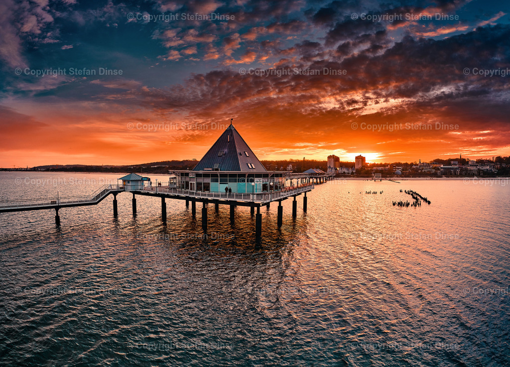 Seebruecke-HD_Usedom | Findlinge im Eis, Zeesenboote bei der Traditionsregatta, eine Seebrücke im Sonnenaufgang - mit den Bildern aus dieser Galerie erhalten Sie wunderschöne Aufnahmen über das ganze Jahr. Ein tolles Produkt zum Verschenken, Werben oder zum Träumen vom nächsten - Realisiert mit Pictrs.com