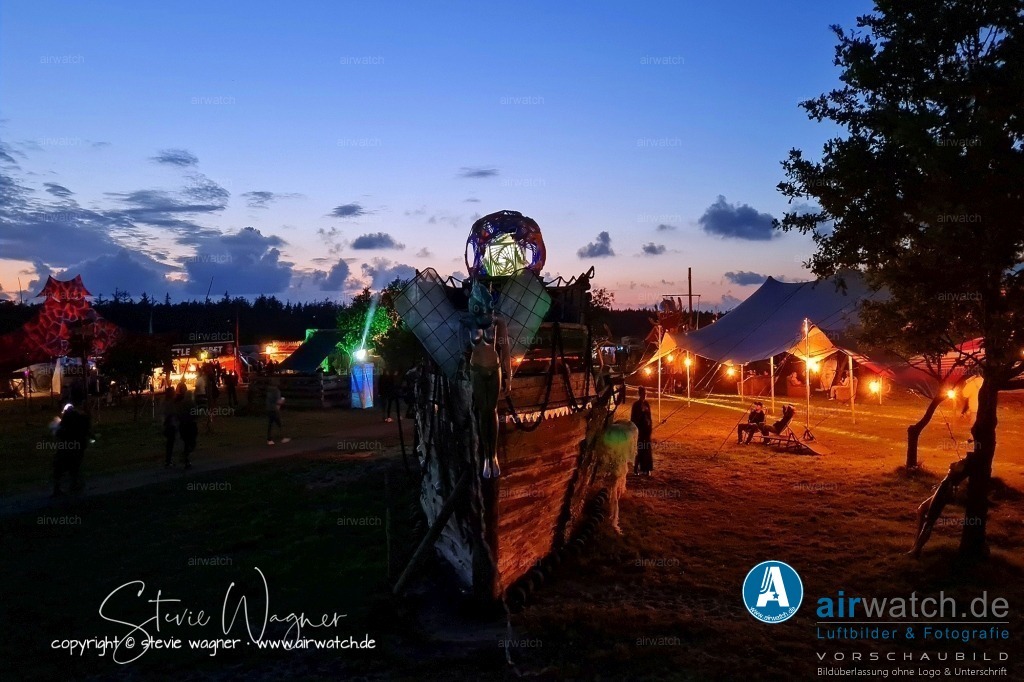 Bachblyten® Festival 2023 | Entdecken Sie atemberaubende Luftbilder und Fotografien auf airwatch.de - Tauchen Sie ein in eine Welt voller faszinierender Aufnahmen aus der Vogelperspektive.