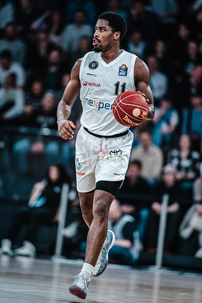Basketball | Männer | Saison 2023/2024 | easyCredit Basketball Bundesliga | Veolia Towers Hamburg vs. Alba Berlin | 17.04.2024 | William Christmas (#11, Veolia Towers Hamburg) mit dem Ball