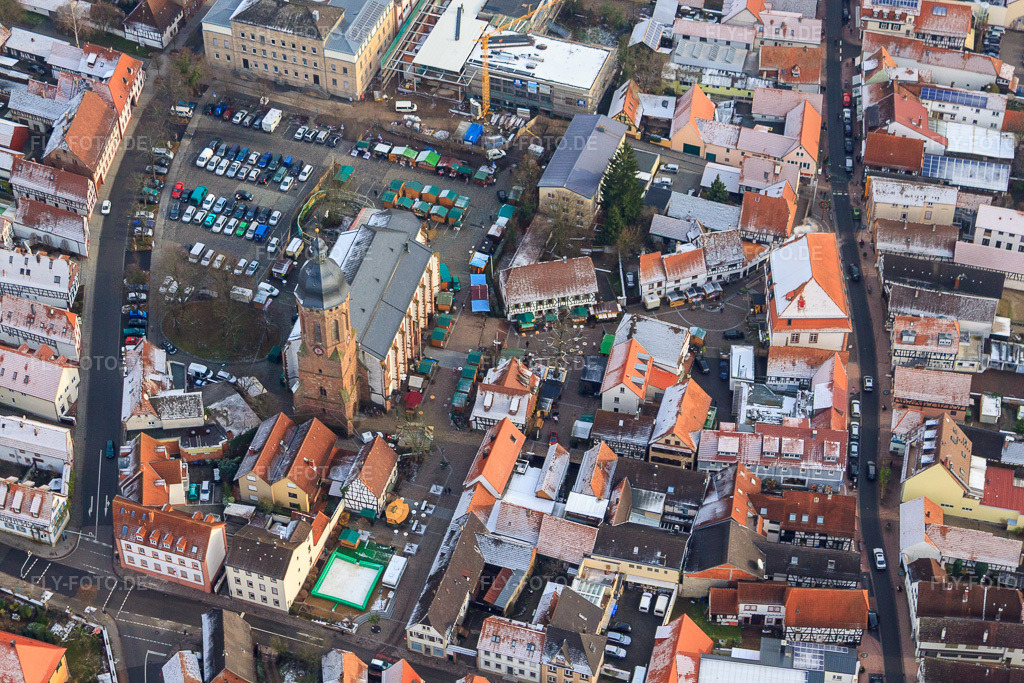 Luftbild: Christkindlmarkt am Plätzl und um die St. Georgskirche in Kandel im Bundesland Rheinland-Pfalz in Deutschland. Foto: IMG_35675.jpg vom 27.11.2010 durch Werner Riehm/FLY-FOTO.de