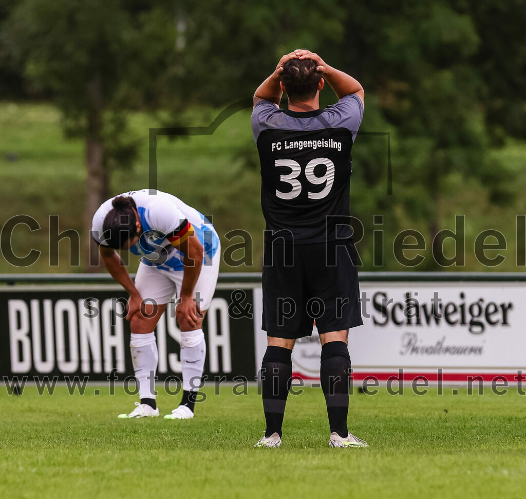 2023-08-05_118_FC_Langengeisling_gegen_SVN_Muenchen | Erding, Deutschland, 05.08.2023:
Fußball, Bezirksliga Oberbayern Ost 2023 / 2024, 2. Spieltag, FC Langengeisling gegen SVN München, Endergebnis: 1:3

Enes Kiran (SVN München, #4), Florian Rupprecht (FC Langengeisling, #39)

Foto: Christian Riedel / fotografie-riedel.net