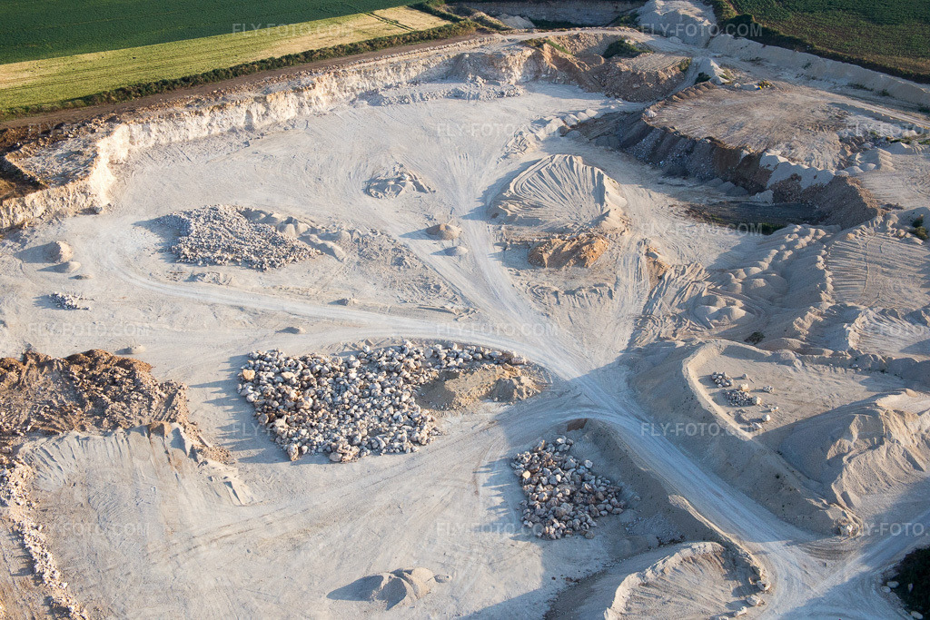 Aerial view: Quarry in Averdon in the state Loir et Cher, France. – Photo: IMG_082515.jpg taken on 06/21/2015 by Werner Riehm/FLY-FOTO.com – Resolution of the original: 5472 x 3648 px