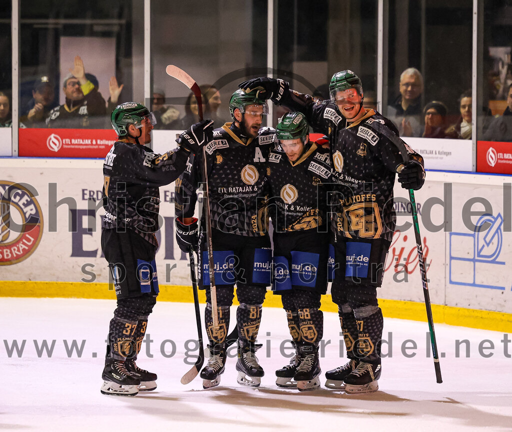 2024-03-15_121_TSV_Erding_gegen_EHC_Koenigsbrunn | Erding, Deutschland, 15.03.2024:
Eishockey, Bayernliga Playoffs 2023 / 2024, 3. Spieltag, TSV Erding gegen EHC Königsbrunn, Endergebnis: 3:4 n. V.

Thomas Matheson (Erding Gladiators, #37), Maximilian Forster (Erding Gladiators, #81), Paul Pfenninger (Erding Gladiators, #58), Elia Ostwald (Erding Gladiators, #17)

Foto: Christian Riedel / fotografie-riedel.net