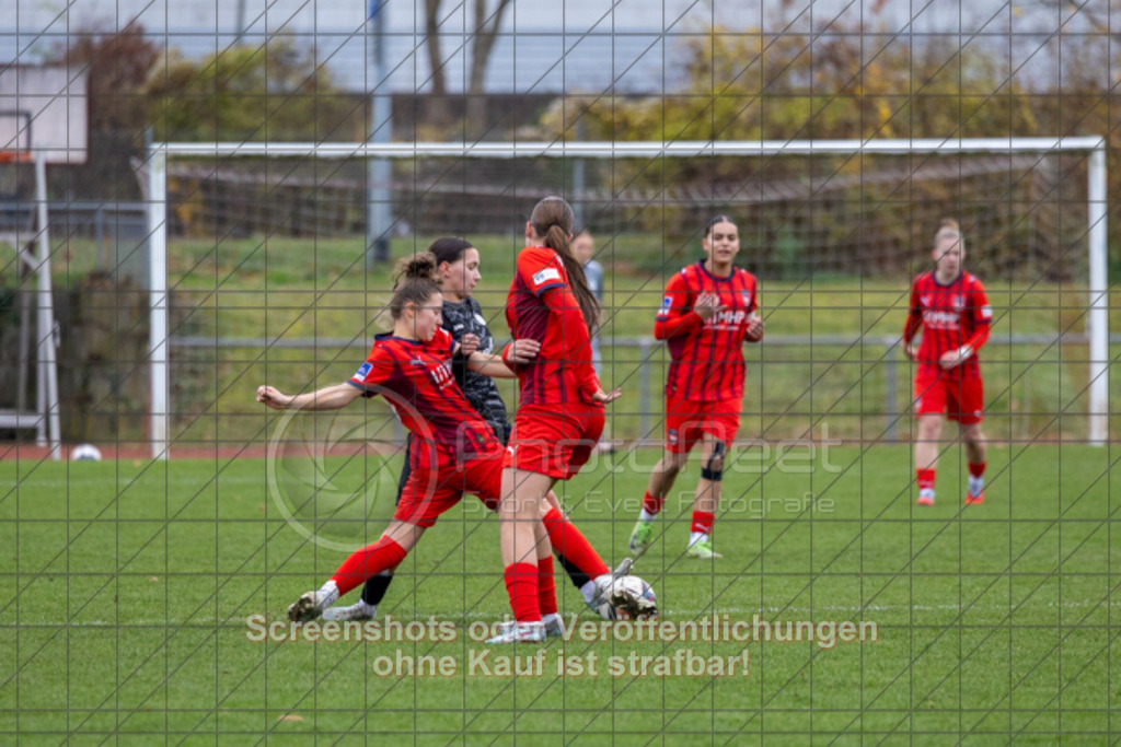 20251115_141025_0027 | #,1.FC Donzdorf (schwarz) vs. 1.FC Heidenheim (rot), Fussball, EnBW-Oberliga B -Juniorinnen, 10. Spieltag, Saison 2025/2026, Rasenplatz, Lautertal Stadion, Süßener Straße 16, 73072 Donzdorf, 15.11.2025 - 14:00 Uhr,Foto: PhotoPeet-Sportfotografie/Peter Harich