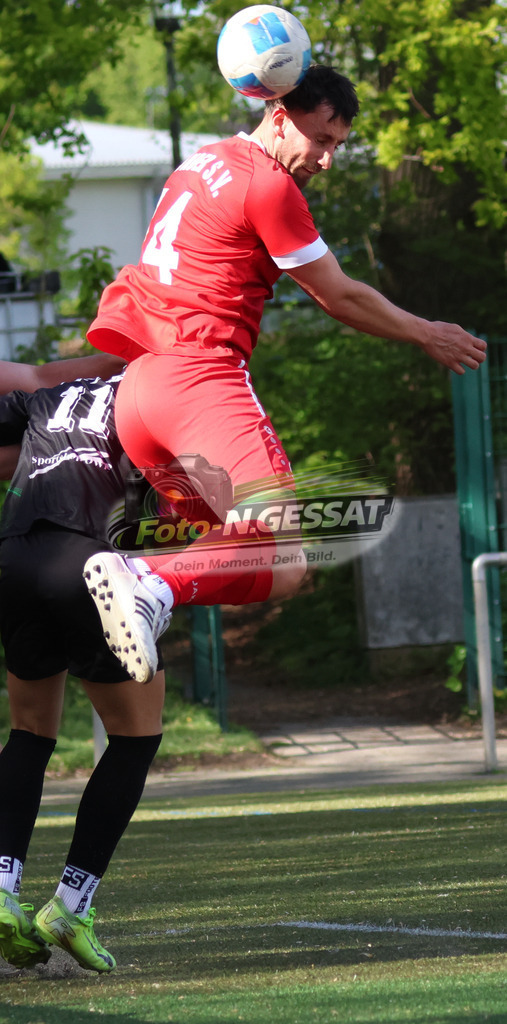 Bünder SV - SC Enger | Auf dem Bild zu sehen: rot Bünder SV: Florian SchmaleBünder SV, SC Enger, Saison 25/26, Kreisliga A, Bünde, Deutschland - Realisiert mit Pictrs.com