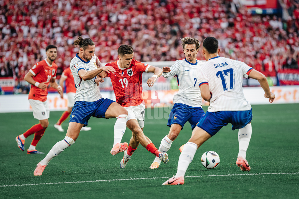 Fußball | Herren | UEFA-Fußball-Europameisterschaft 2024 | Gruppe D | Österreich vs. Frankreich | 17.06.2024 | Christoph Baumgartner (#19, Österreich) sucht einen Weg durch die Defensive Frankreichs