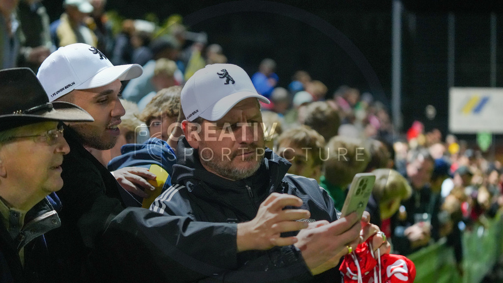 Fußball, Herren, Saison 2025/2026, Testspiel, Freundschaftsspiel, FSV 63 Luckenwalde vs. 1.FC Union Berlin, Mittwoch 08.10.2025, Werner-Seelenbinder-Stadion Luckenwalde, | Fußball, Herren, Saison 2025/2026, Testspiel, Freundschaftsspiel, FSV 63 Luckenwalde vs. 1.FC Union Berlin, Mittwoch 08.10.2025, Werner-Seelenbinder-Stadion Luckenwalde, Im Bild: Steffen Baumgart (Trainer Union) macht nach Spielende Fotos mit den Fans. - Realisiert mit Pictrs.com