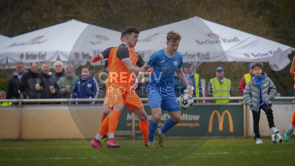 Fußball, Herren, Saison 2025/2026, Landespokal Brandenburg, Halbfinale, RSV Eintracht 1949 vs. VfB 1921 Krieschow, Samstag 28.03.2026, Sportplatz-Heinrich-Zille-Straße | Fußball, Herren, Saison 2025/2026, Landespokal Brandenburg, Halbfinale, RSV Eintracht 1949 vs. VfB 1921 Krieschow, Samstag 28.03.2026, Sportplatz-Heinrich-Zille-Straße, Im Bild: Tobias Gerstmann (l. Krieschow) und Till Plumpe (r. RSV) - Realisiert mit Pictrs.com