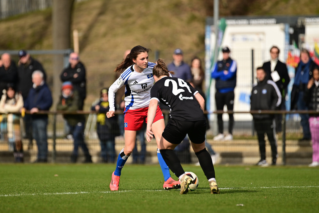 Fußball I Frauen I Saison 2024-2025 I 2. Bundesliga I 19. Spieltag I Hamburger SV - SV 67 Weinberg | Der Sportfotograf. - Realisiert mit Pictrs.com