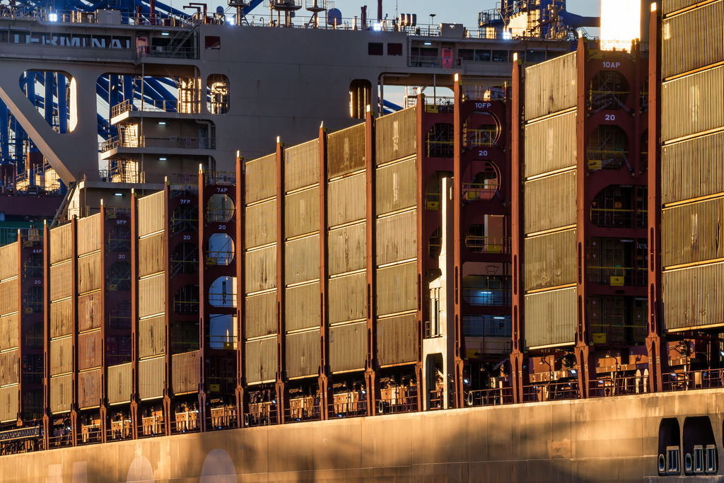 10260902 - Hamburger Hafen Wandbild - Containerschiff Detailaufnahme | Detailaufnahme eines Containerschiffes im Waltershofer Hafen. Erhältlich als hochwertiges Wandbild auf Leinwand, Acrylglas, Alu-Dibond, Poster oder als digitaler Download, einfach über "Bestellen" konfigurieren.