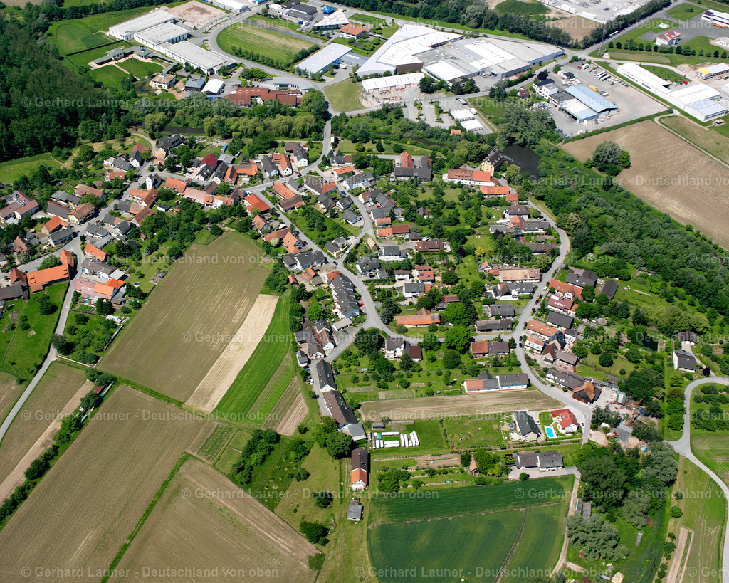 2626123 | FREISTETT 09.06.2006 Landwirtschaftliche Nutzflächen und Feldgrenzen  umsäumen das Siedlungsgebiet des Dorfes in Freistett im Bundesland Baden-Württemberg, Deutschland // Agricultural land and field boundaries surround the settlement area of the village  in Freistett in the state Baden-Wuerttemberg, Germany Foto: Gerhard Launer