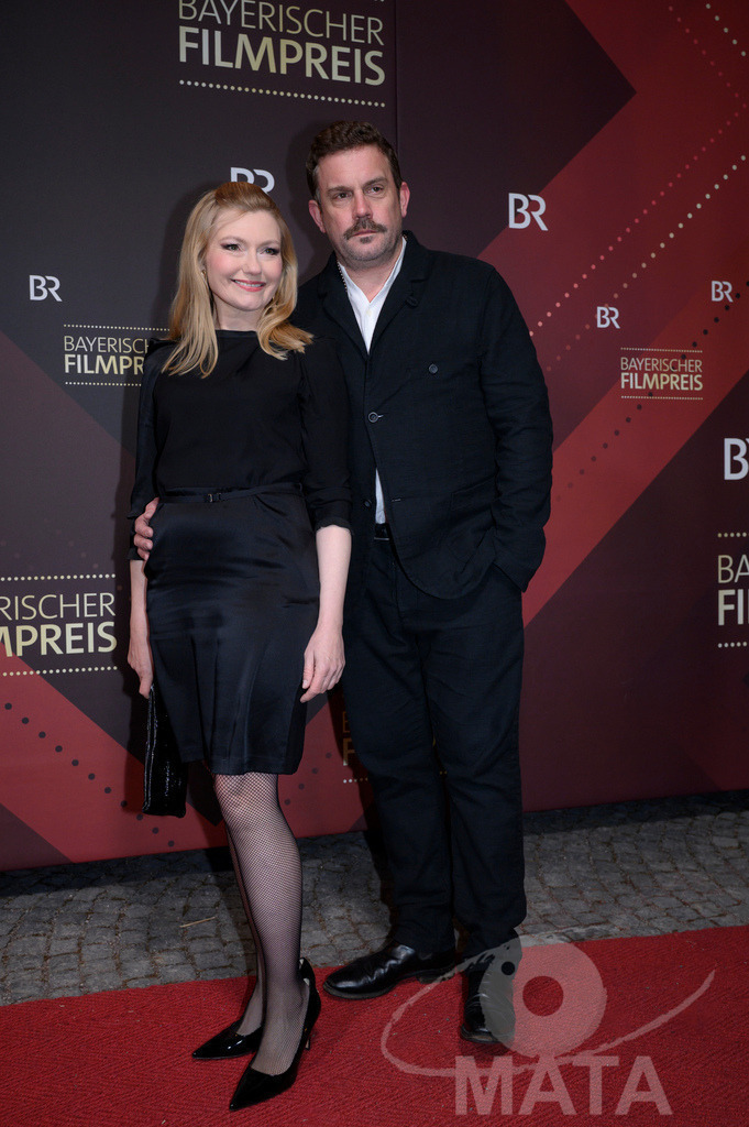 _DWI5257 | Johanna Christine Gehlen und Sebastian Bezzel bei der Verleihung des 47. Bayerischen Filmpreises 2026  im Prinzregententheater. München, Deutschland. Der Bayerische Filmpreis wird seit 1979 von der Bayerischen Staatsregierung verliehen, um die Bedeutung des Kinofilms als Kulturgut herauszustellen - Realisiert mit Pictrs.com