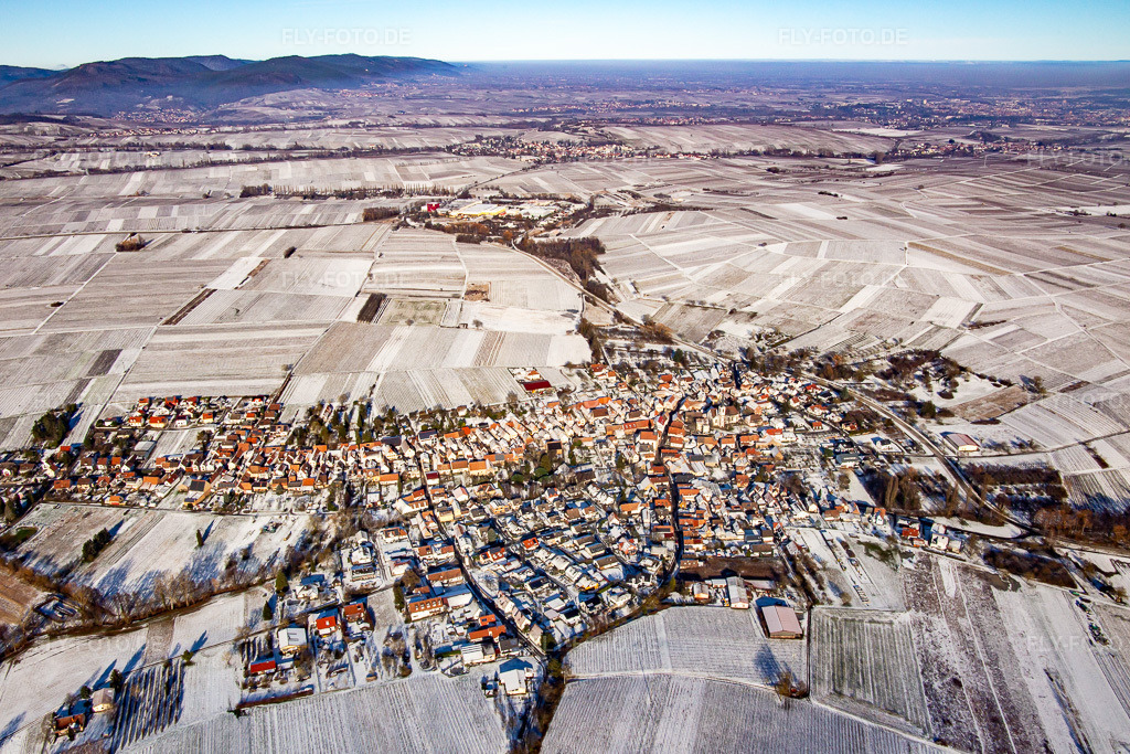 Luftbild: Ortsansicht von Süden bei Winter im Schnee in Göcklingen im Bundesland Rheinland-Pfalz in Deutschland. Foto: IMG_139813.jpg vom 20.01.2024 durch Werner Riehm/FLY-FOTO.de