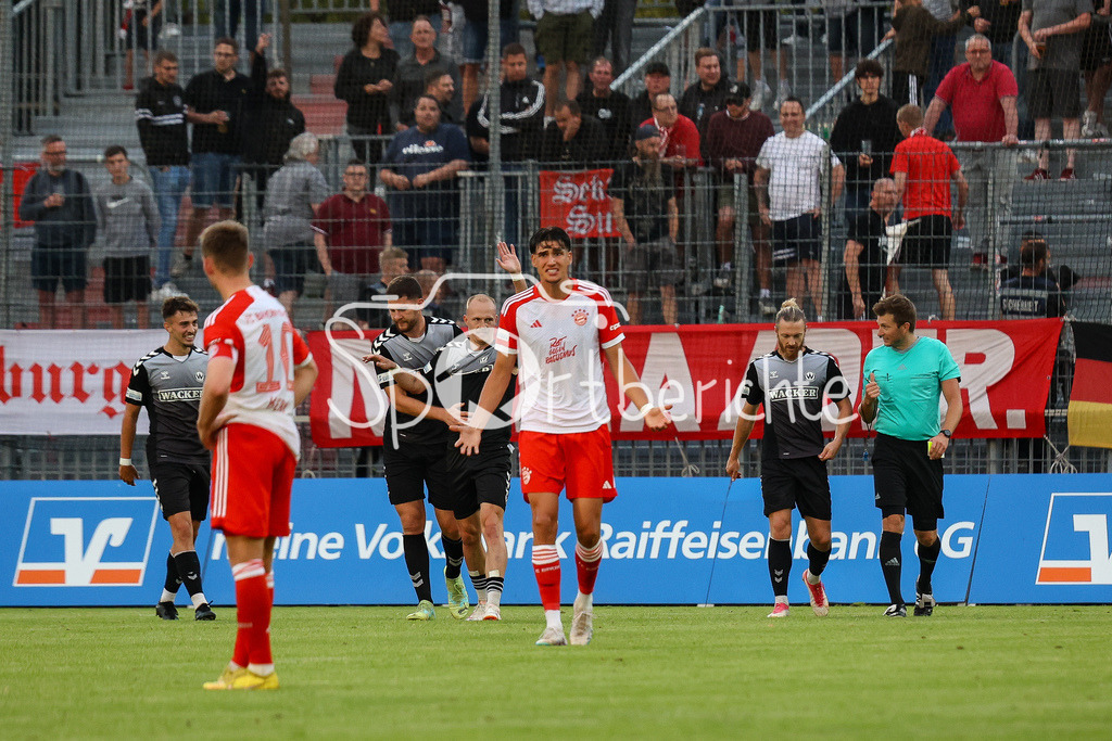 SV Wacker Burghausen - FC Bayern Amateure | Antonio TIKVIC (FCB #4) motiviert seine Mitspieler nach dem Gegentreffer zum 2-3 nochmal