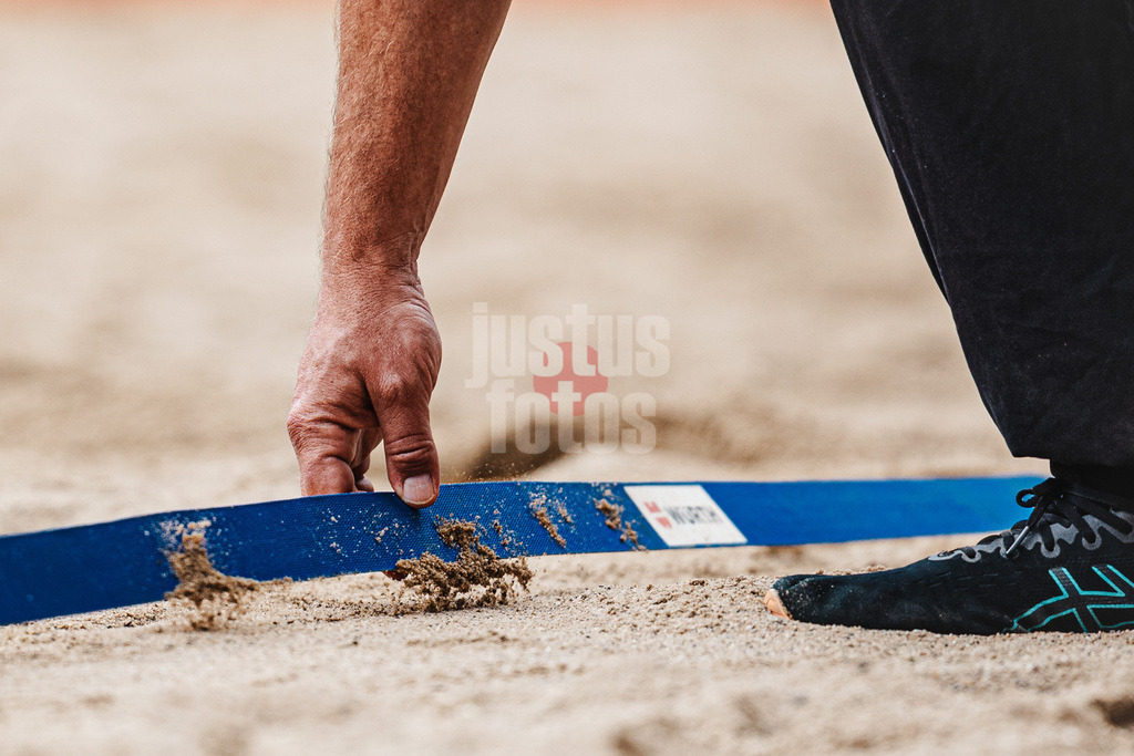 Beachvolleyball | Männer | Allianz German Beach Tour 2026 | Tourstop Düsseldorf | 17.05.2026 | Symbolbild Schiedsrichter richtet die Linie