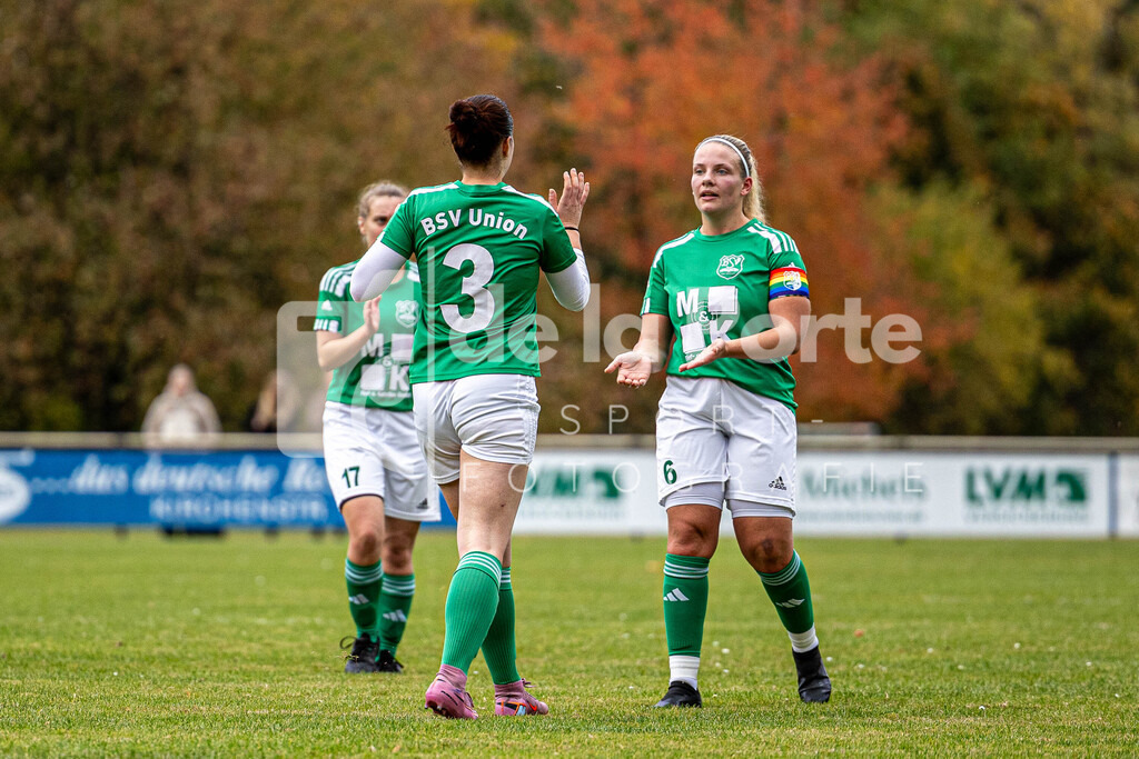 Union Bevensen Frauen - Maiwald_ Nele (beglückwünscht Emma Kahlstorf zu ihrem Tor) vs SG Dannenberg 111025 dlP | immodelaporte-sportfotos - Realisiert mit Pictrs.com