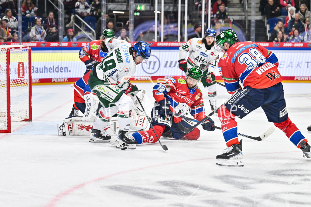 Eisbären Berlin - Augsburger Panther | BERLIN, GERMANY - 04. JANUARY: in dieser Szene kann Riley DAMIANI (Augsburger Panther 19) den Puck nicht im Tor unterbringen während dem Match zwischen den Eisbären Berlin und den Augsburger Panthern am 36. Spieltag der Penny DEL in der UBER Arena