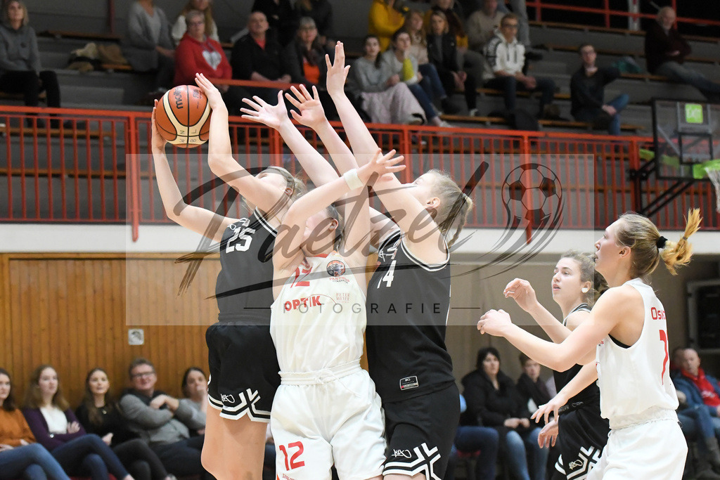 20200126_OSCTGN_0018 | Basketball, Juniorinnen: Naike Voß (TG Neuss Junior Tigers), Pia Sprehe (OSC Junior Panthers) und Britta Franziska Vogel (TG Neuss Junior Tigers) im Zweikampf beim Spiel der WNBL zwischen OSC Junior Panthers vs. TG Neuss Junior Tigers am 26.01.2020 im Panthers Dome in Osnabrück, Deutschland.(Foto von Nico Paetzel) - Realisiert mit Pictrs.com