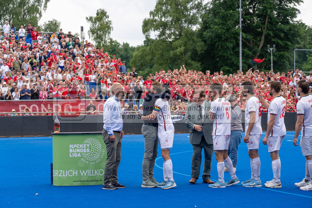 Final4_20250601-1528-HK108808 | Krefeld, Deutschland, 01.06.2025:  Feldhockey Final4 2025 – „Deutsche Feldhockey-Meisterschaften 2025“ Crefelder HTC - Rot-Weiss Köln (Finale Herren) im Gerd-Wellen-Hockeyanlage am 01.06.2025 in Krefeld, Deutschland. (Foto von Kramhöller/Fehrmann/Kaste)Krefeld, Germany, 01.06.2025: Feldhockey Final4 2025 – „Deutsche Feldhockey-Meisterschaften 2025“ Harvestehuder HTC - Düsseldorfer HC (Finale Damen) in Gerd-Wellen-Hockeyanlage at 01.06.2025 in Krefeld, Deutschland. (Foto from Kramhöller/Fehrmann/Kaste)