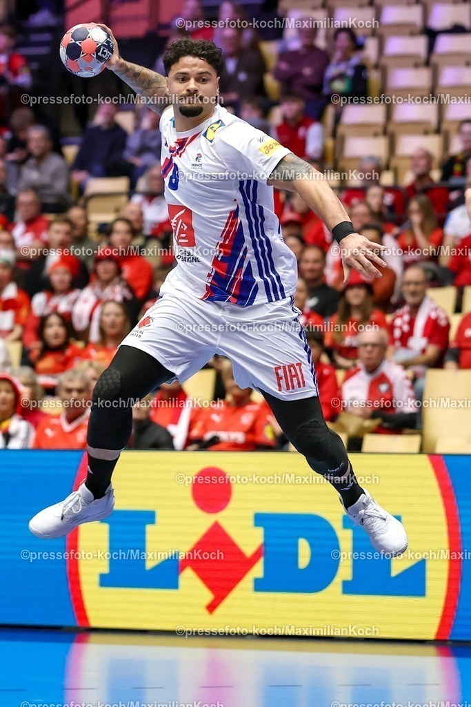 EHF26012602007 | 26.01.2026, Handball, Men's EHF EURO 2026, Frankreich - Spanien, Jyske Bank Boxen in Herning, Dänemark, Main Round:  Elohim Prandi (France #08) wirft den Ball auf das Tor 